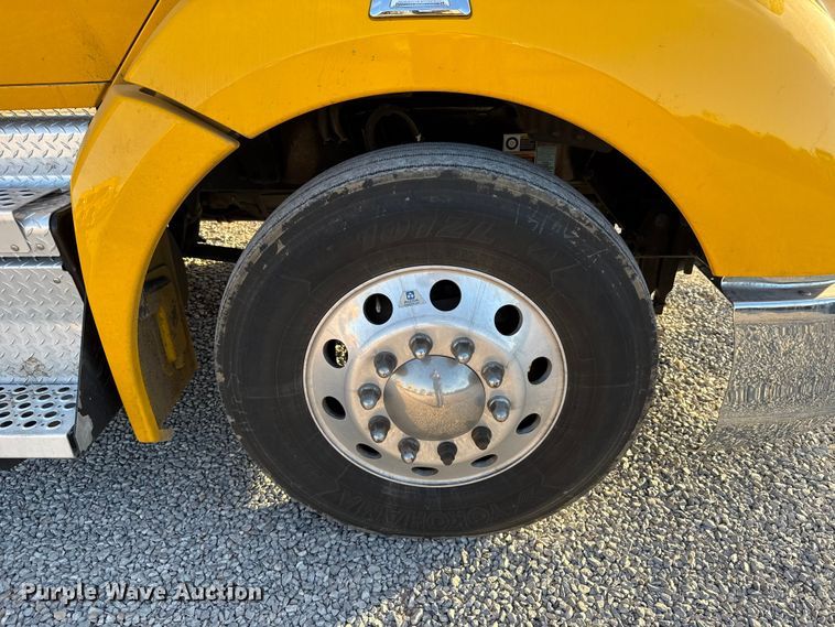 image for item ES5598 2022 Kenworth T680 semi truck