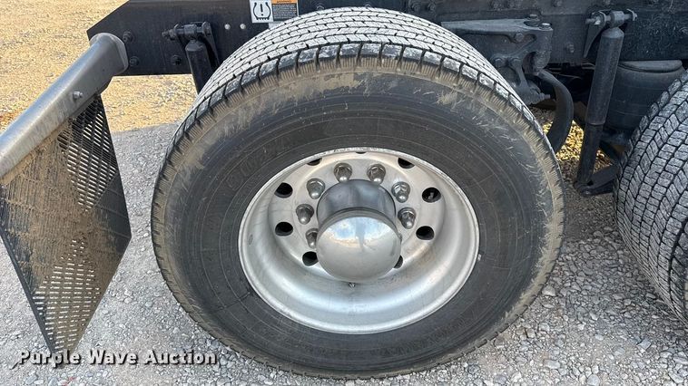 image for item ES5598 2022 Kenworth T680 semi truck