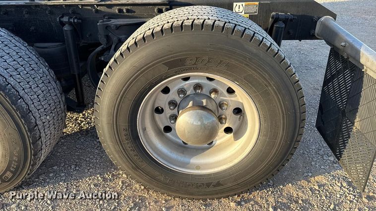 image for item ES5598 2022 Kenworth T680 semi truck