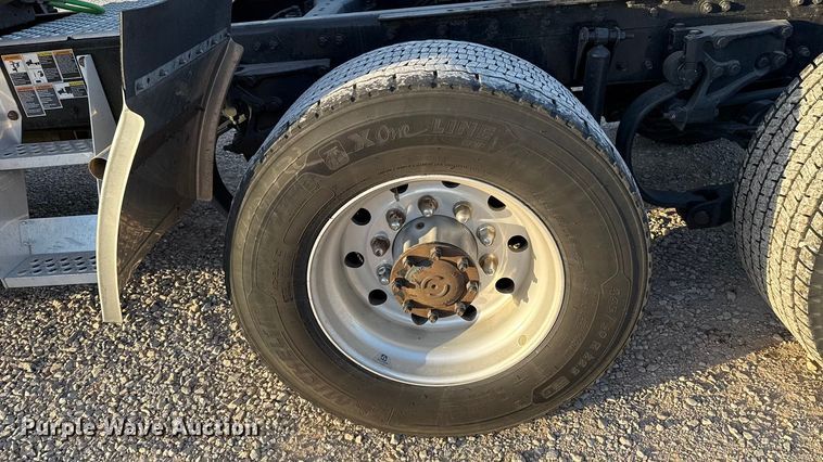 image for item ES5598 2022 Kenworth T680 semi truck