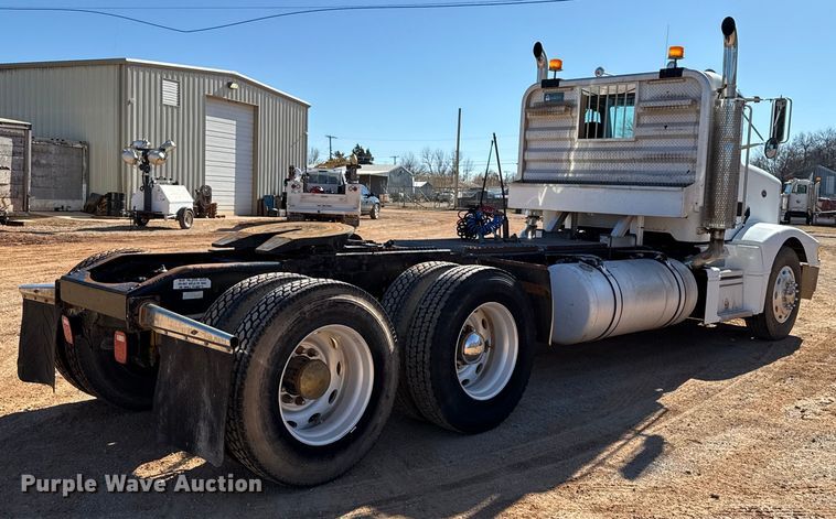 image for item ES5661 1992 Peterbilt 377 semi truck