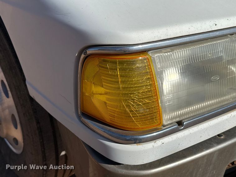 image for item ES5661 1992 Peterbilt 377 semi truck