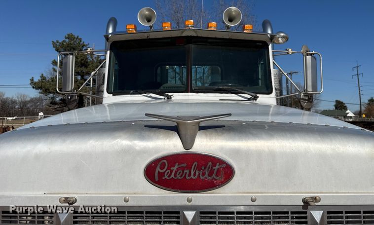 image for item ES5661 1992 Peterbilt 377 semi truck