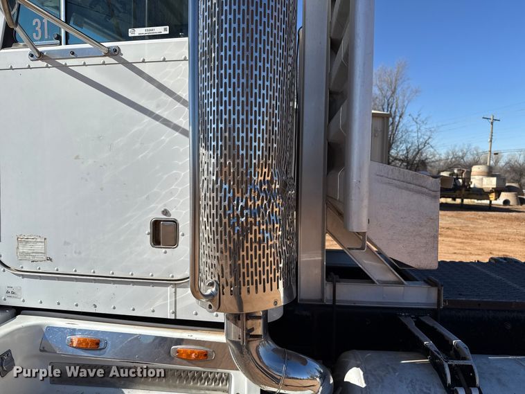 image for item ES5661 1992 Peterbilt 377 semi truck