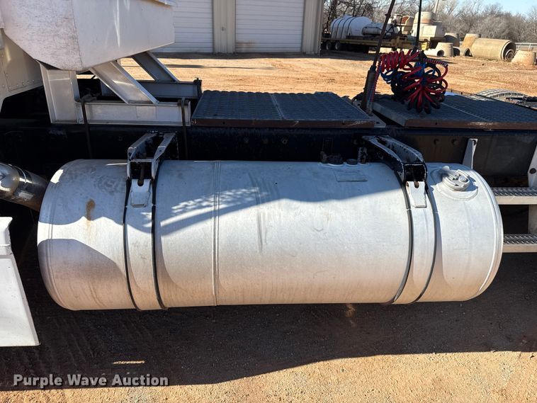 image for item ES5661 1992 Peterbilt 377 semi truck