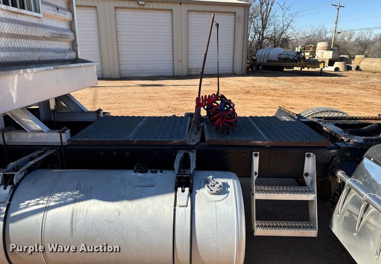 image for item ES5661 1992 Peterbilt 377 semi truck