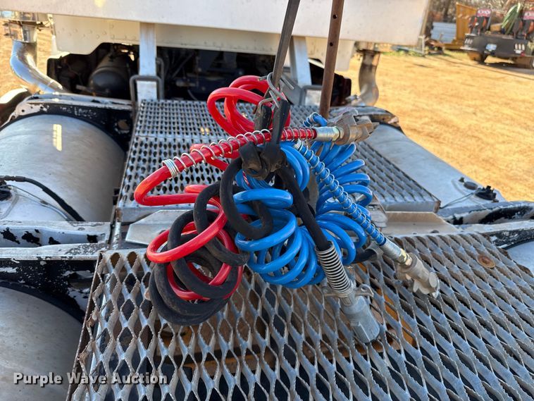 image for item ES5661 1992 Peterbilt 377 semi truck