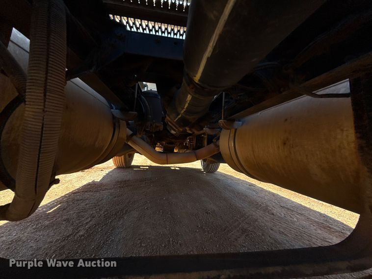 image for item ES5661 1992 Peterbilt 377 semi truck