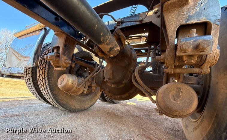 image for item ES5661 1992 Peterbilt 377 semi truck