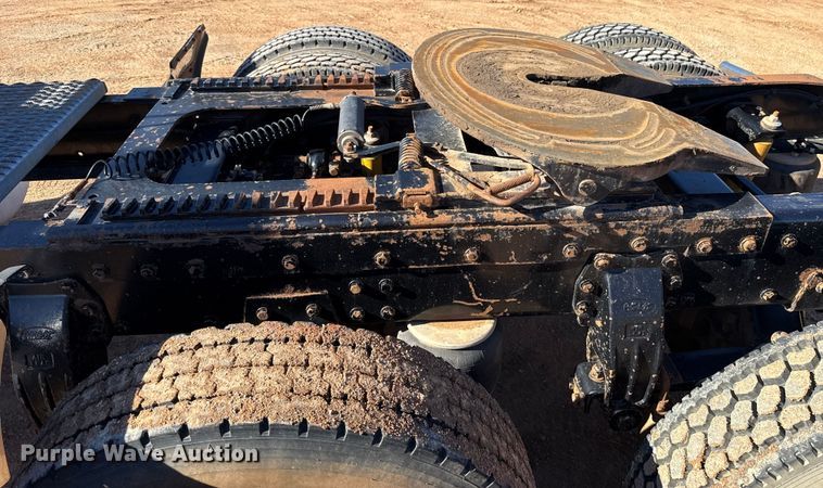 image for item ES5661 1992 Peterbilt 377 semi truck