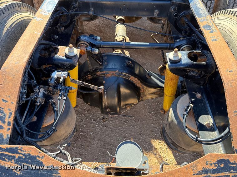 image for item ES5661 1992 Peterbilt 377 semi truck