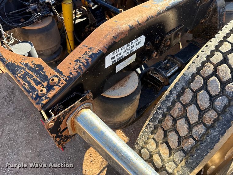 image for item ES5661 1992 Peterbilt 377 semi truck