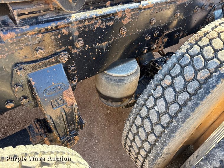 image for item ES5661 1992 Peterbilt 377 semi truck