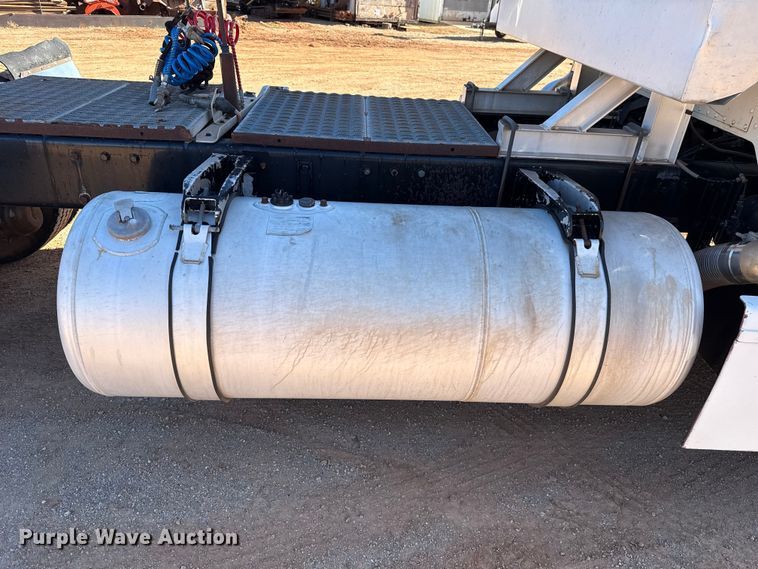 image for item ES5661 1992 Peterbilt 377 semi truck