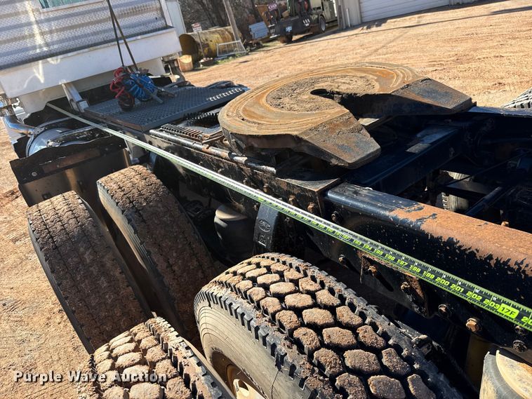 image for item ES5661 1992 Peterbilt 377 semi truck