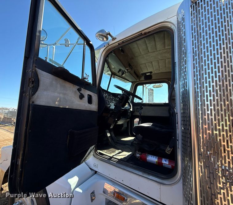 image for item ES5661 1992 Peterbilt 377 semi truck