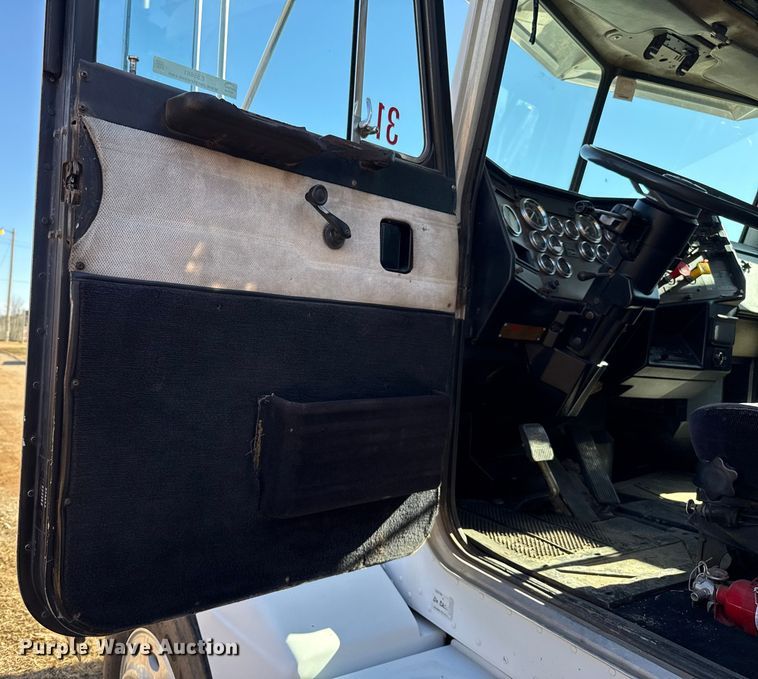 image for item ES5661 1992 Peterbilt 377 semi truck