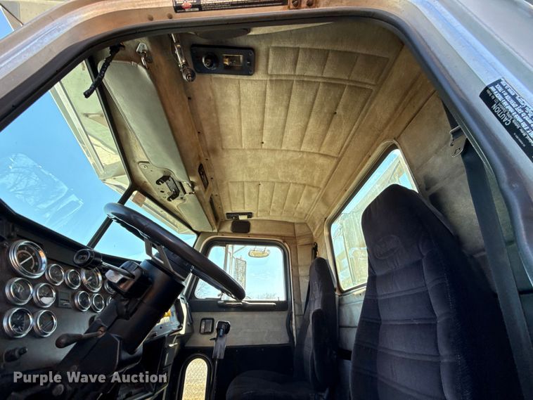 image for item ES5661 1992 Peterbilt 377 semi truck