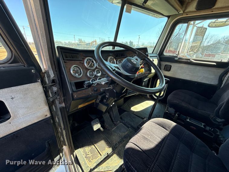 image for item ES5661 1992 Peterbilt 377 semi truck