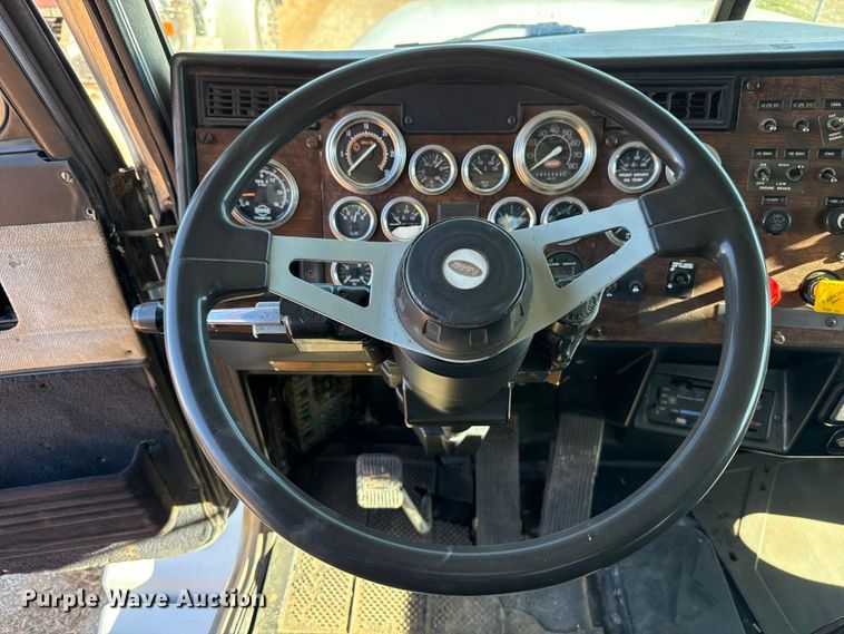 image for item ES5661 1992 Peterbilt 377 semi truck