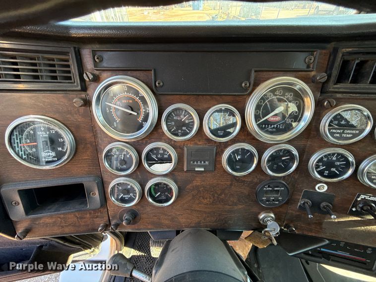 image for item ES5661 1992 Peterbilt 377 semi truck
