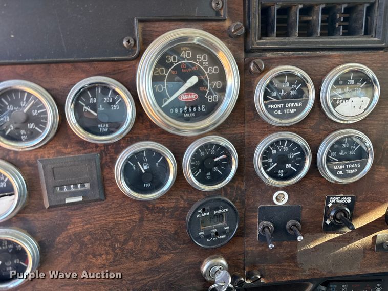 image for item ES5661 1992 Peterbilt 377 semi truck