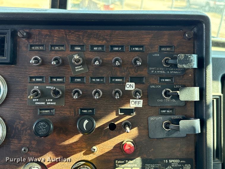 image for item ES5661 1992 Peterbilt 377 semi truck