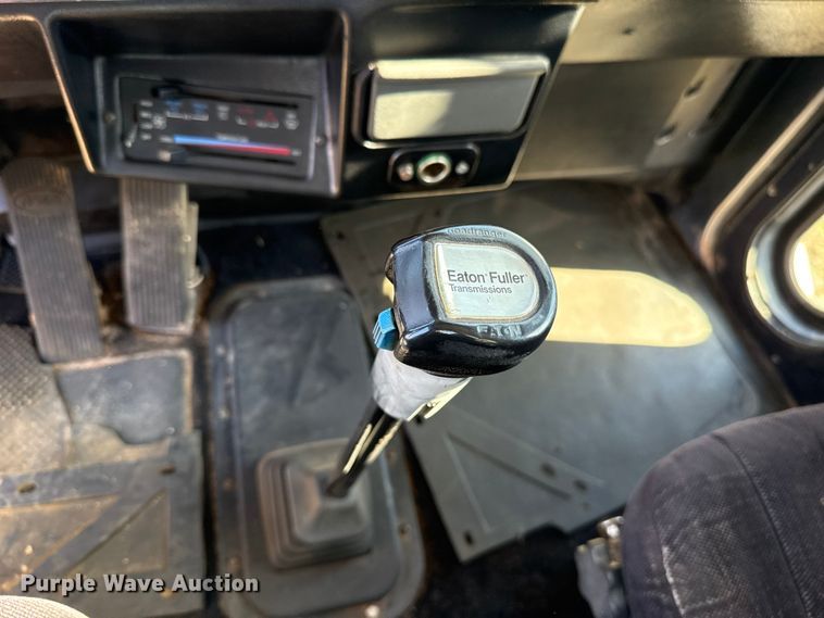 image for item ES5661 1992 Peterbilt 377 semi truck