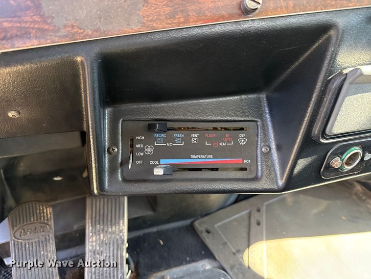 image for item ES5661 1992 Peterbilt 377 semi truck