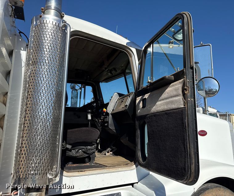 image for item ES5661 1992 Peterbilt 377 semi truck