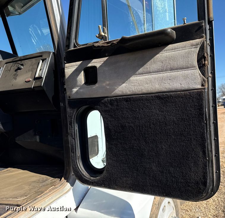 image for item ES5661 1992 Peterbilt 377 semi truck