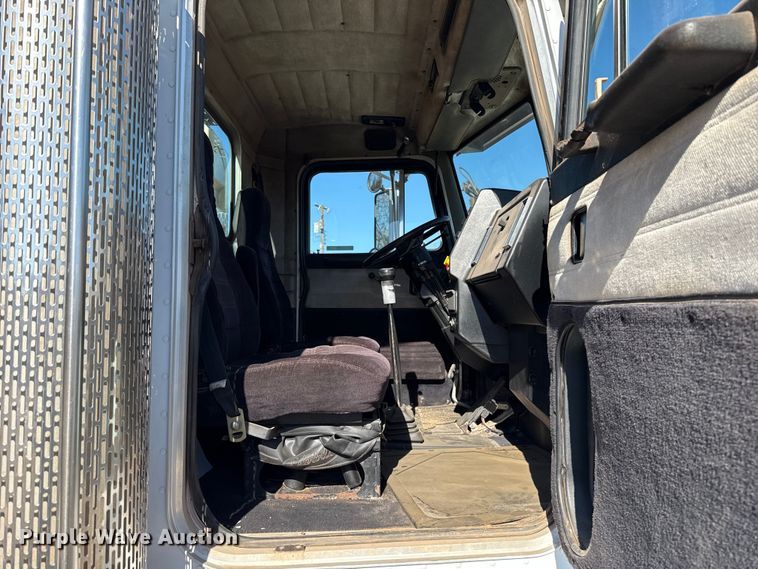 image for item ES5661 1992 Peterbilt 377 semi truck