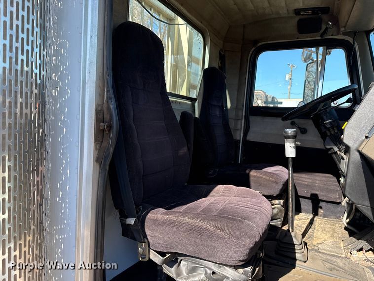 image for item ES5661 1992 Peterbilt 377 semi truck