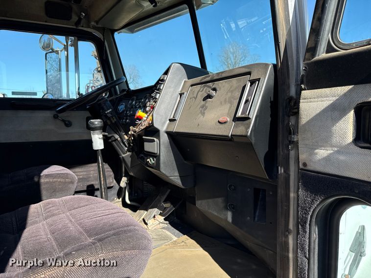 image for item ES5661 1992 Peterbilt 377 semi truck