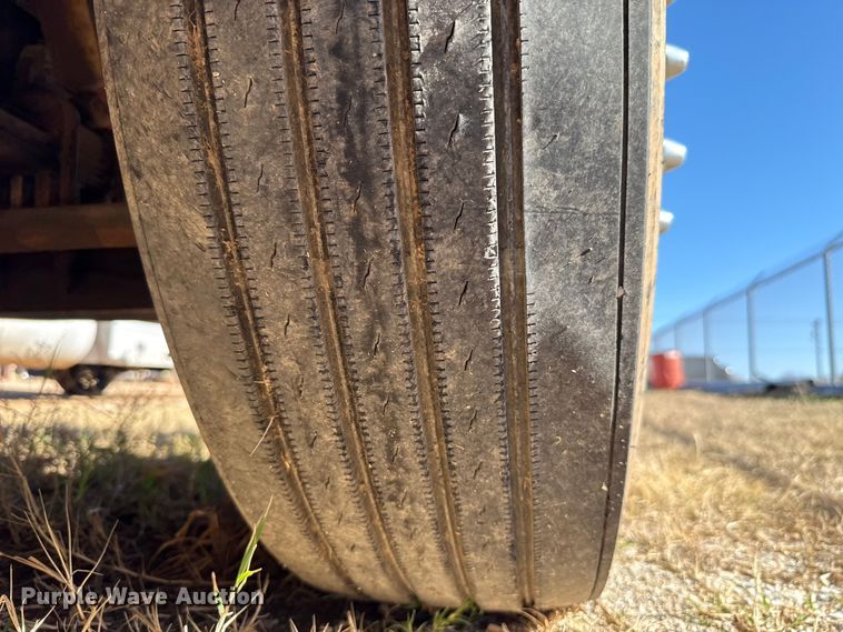 image for item ES5661 1992 Peterbilt 377 semi truck