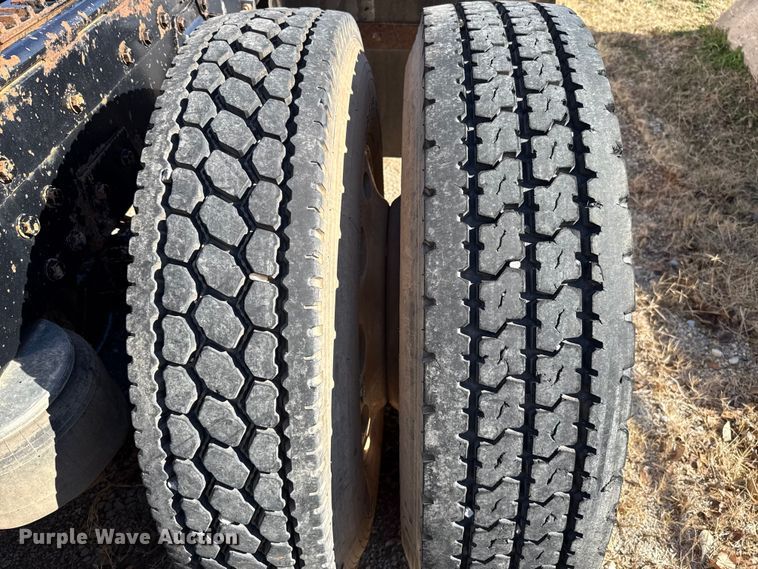 image for item ES5661 1992 Peterbilt 377 semi truck