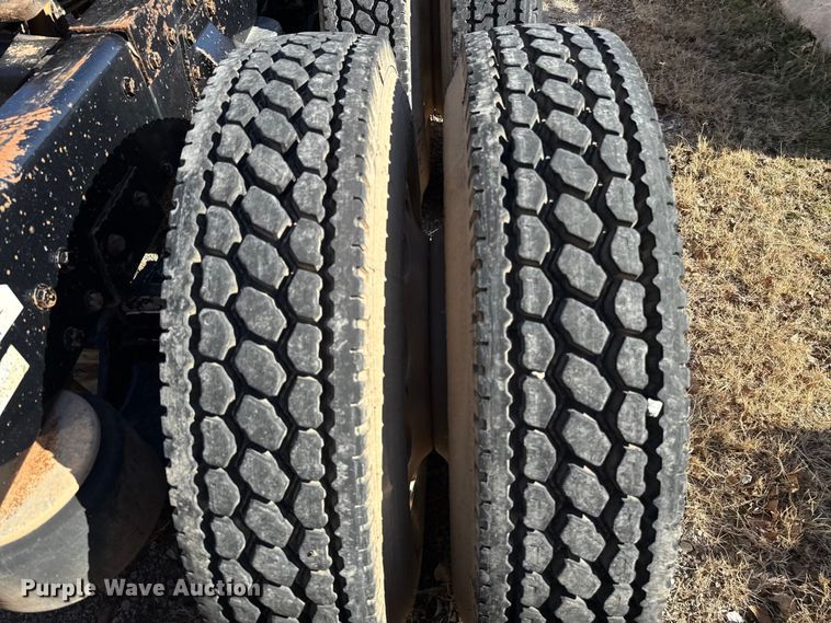 image for item ES5661 1992 Peterbilt 377 semi truck