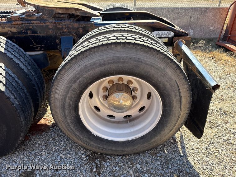 image for item ES5661 1992 Peterbilt 377 semi truck