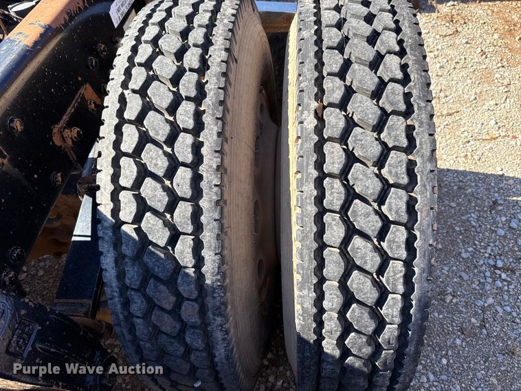 image for item ES5661 1992 Peterbilt 377 semi truck