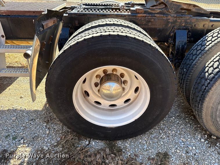 image for item ES5661 1992 Peterbilt 377 semi truck