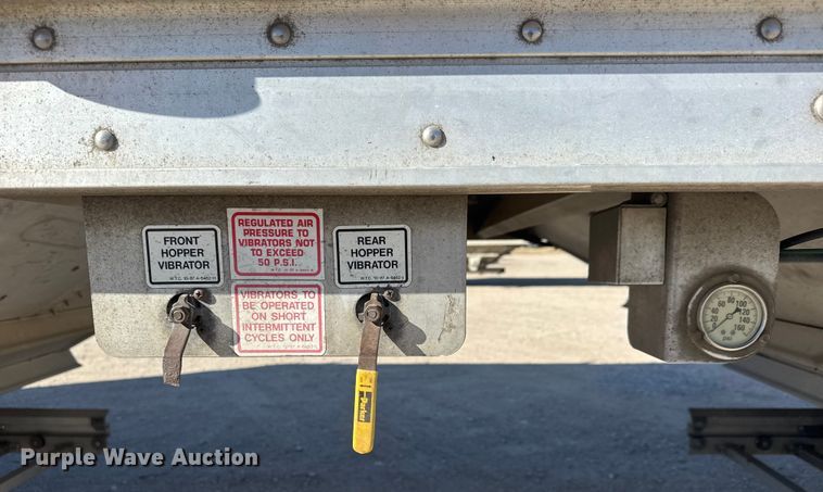 image for item ET4123 2013 Wilson DWH-551 grain trailer