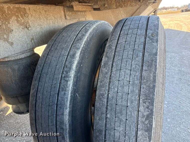 image for item ET4125 2016 Wilson DWH-551 grain trailer