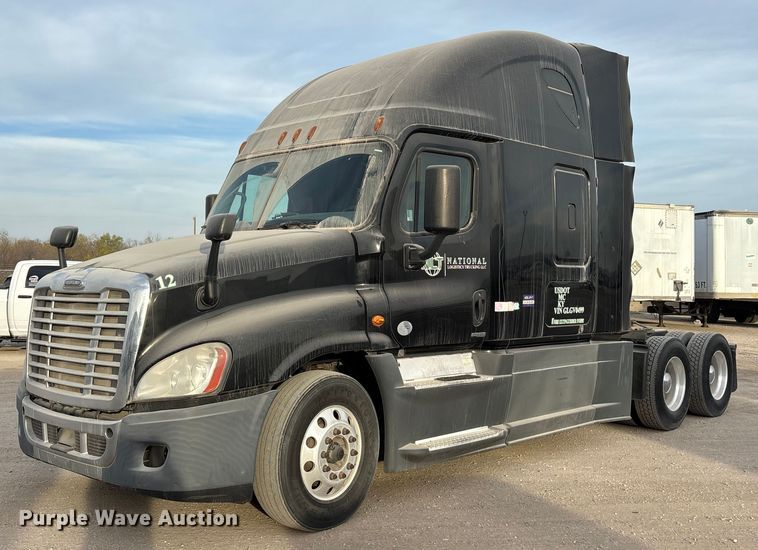 image for item ET7483 2016 Freightliner Cascadia semi truck