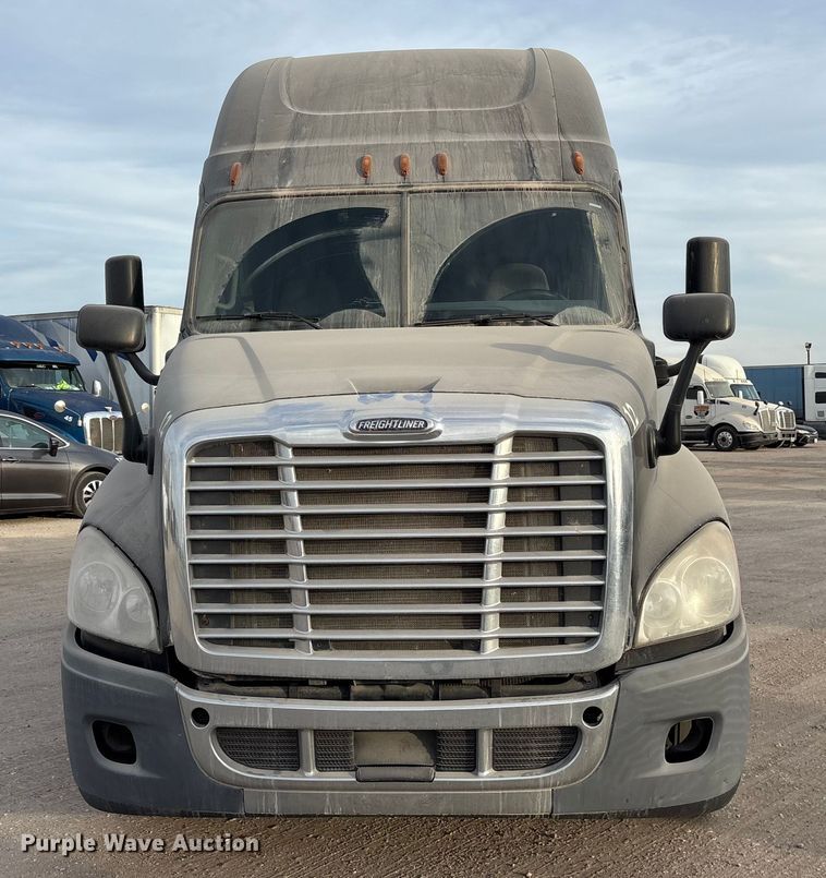 image for item ET7483 2016 Freightliner Cascadia semi truck