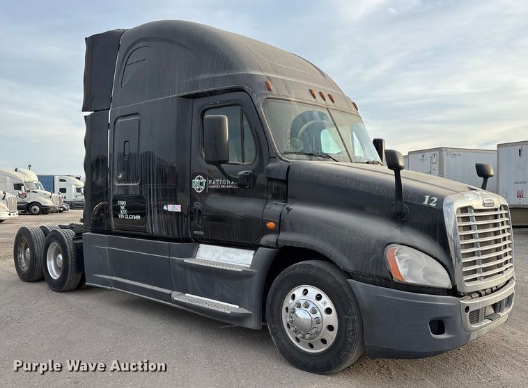 image for item ET7483 2016 Freightliner Cascadia semi truck