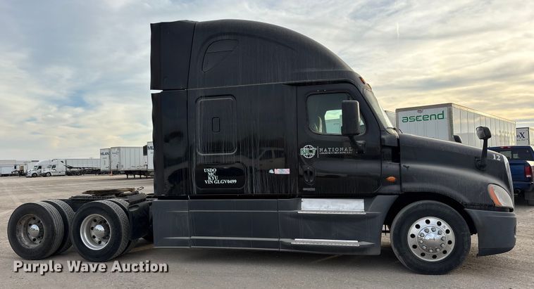 image for item ET7483 2016 Freightliner Cascadia semi truck