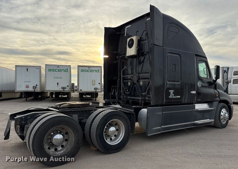 image for item ET7483 2016 Freightliner Cascadia semi truck