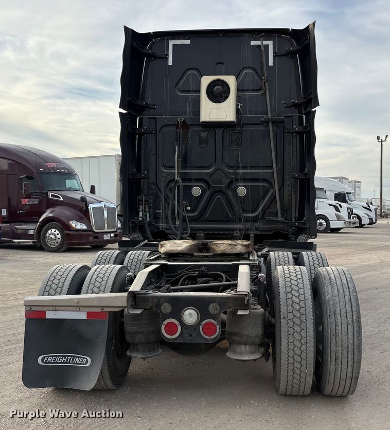 image for item ET7483 2016 Freightliner Cascadia semi truck