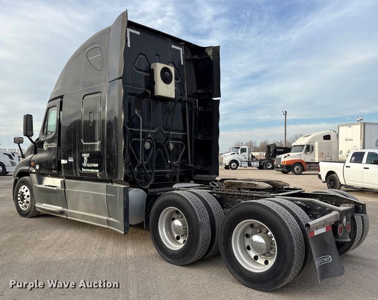 image for item ET7483 2016 Freightliner Cascadia semi truck