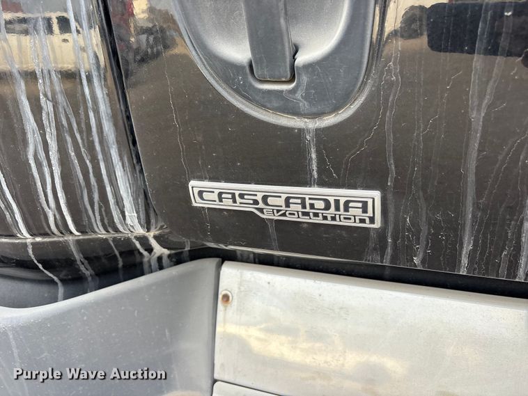 image for item ET7483 2016 Freightliner Cascadia semi truck